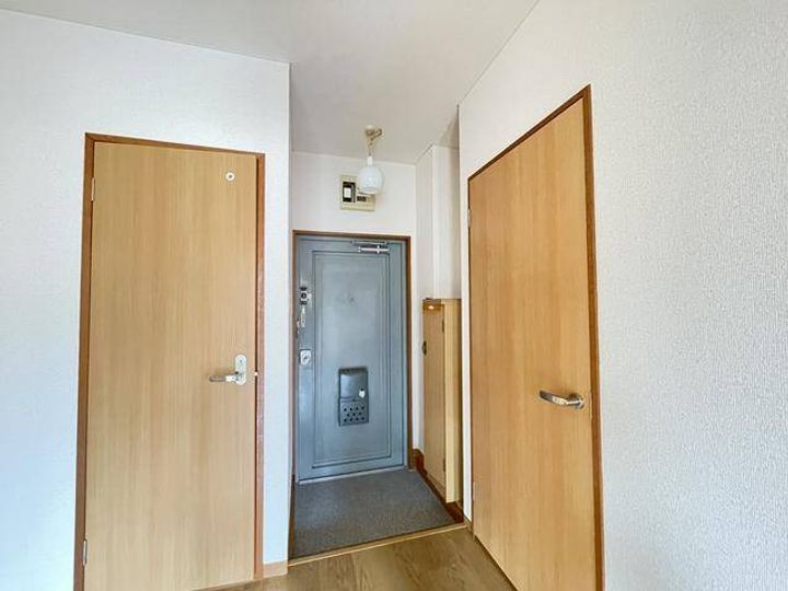 ロイヤルワカバの玄関