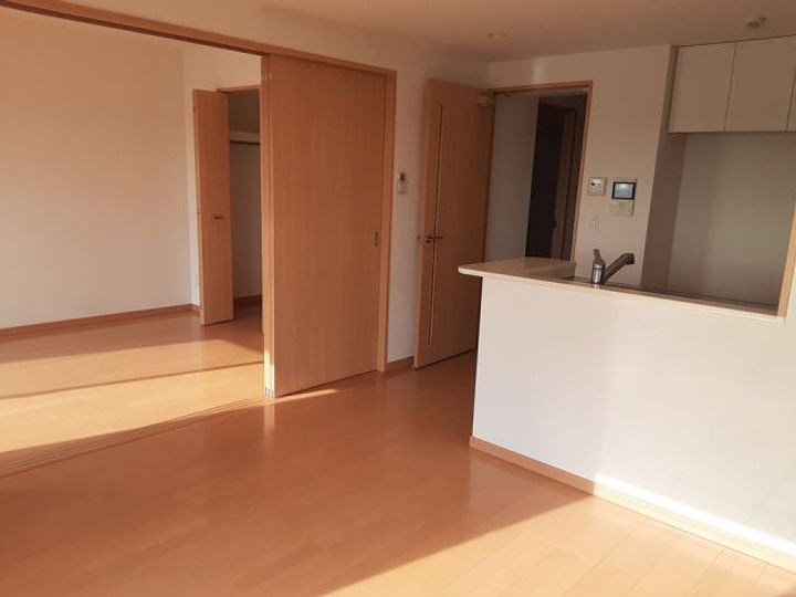 レジデンス二の宮の居間