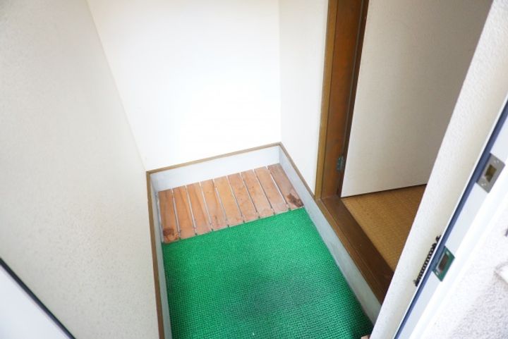 清水二丁目アパート東棟の玄関