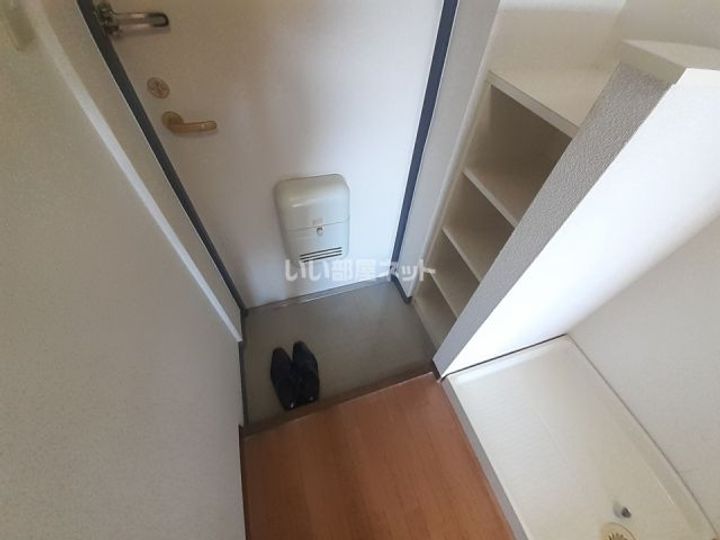 三重県名張市鴻之台3番町(マンション)の賃貸物件の玄関