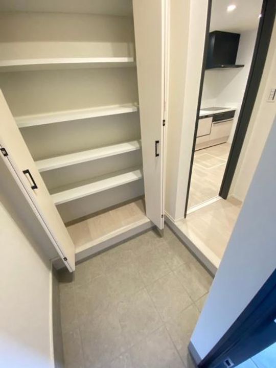 ビエノス焔魔堂の玄関