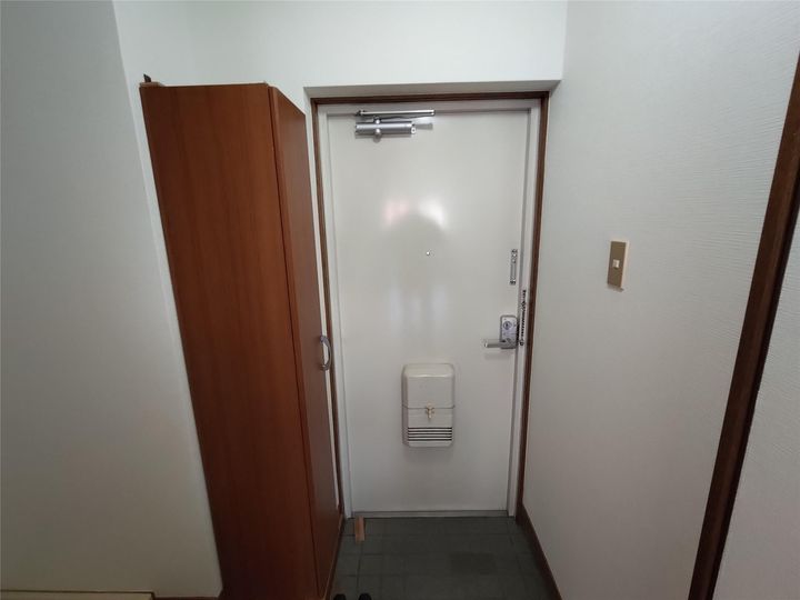 アバンサール弐番館の玄関