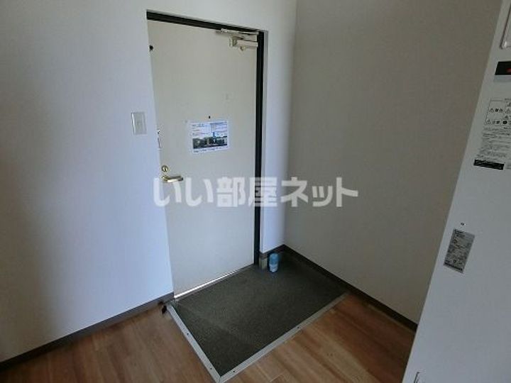 兵庫県加東市松沢(マンション)の賃貸物件の玄関