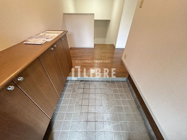 国立メゾンシャインの玄関