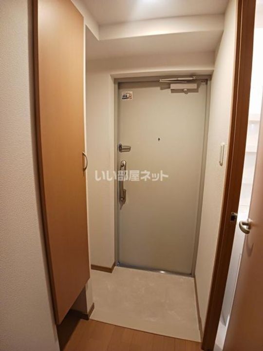 大阪府泉佐野市笠松2の賃貸マンションの玄関