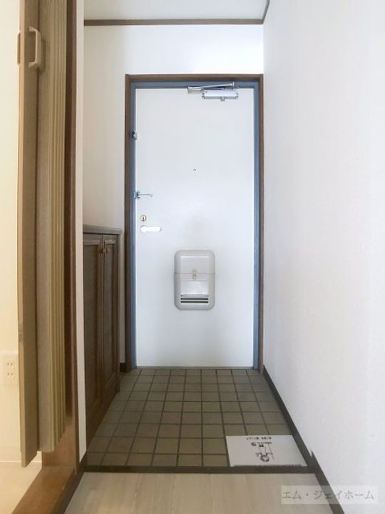 滋賀県東近江市沖野1(マンション)の賃貸物件の玄関