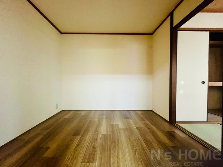 フロンティア放出の内装