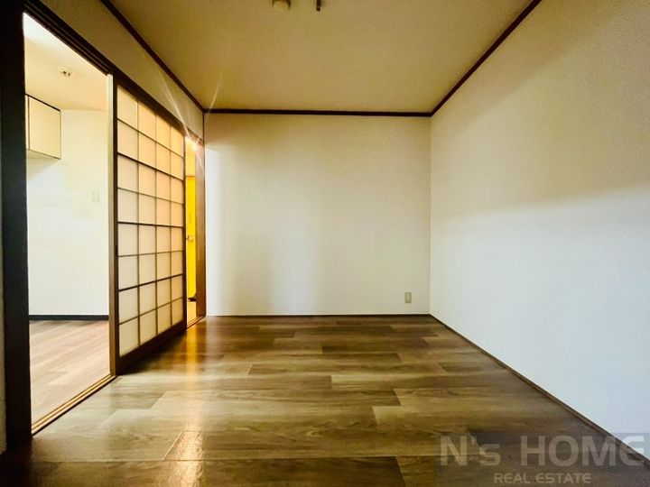 フロンティア放出の居間