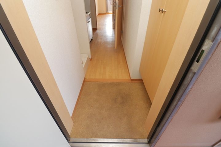 第32友建ビルの玄関