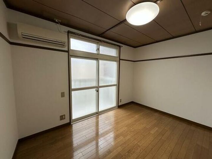 STハイツ中の橋の内装