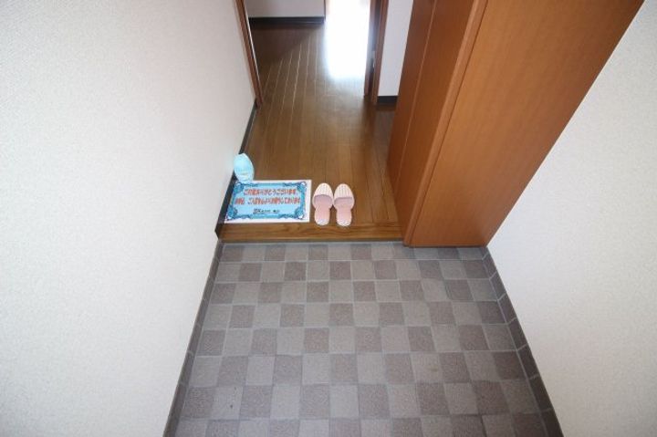 メイワコンチネンタルの玄関