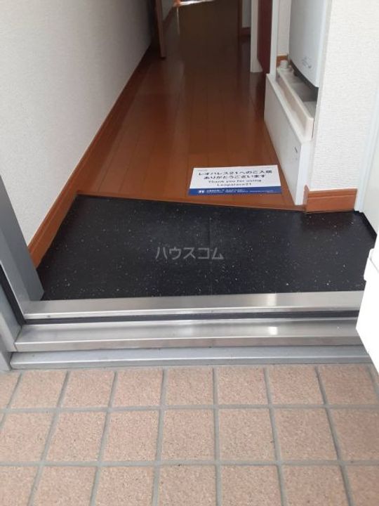レオパレスかすやの玄関