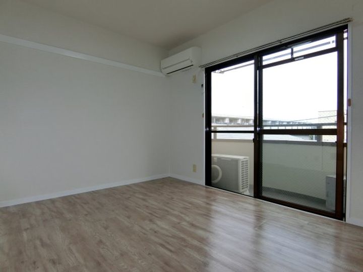 クレスコート国立の居間