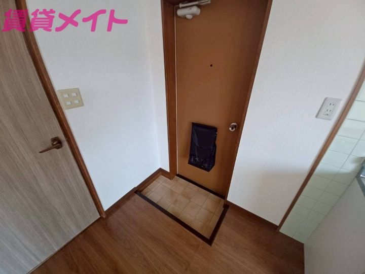ハイツ白子本町1号館の玄関