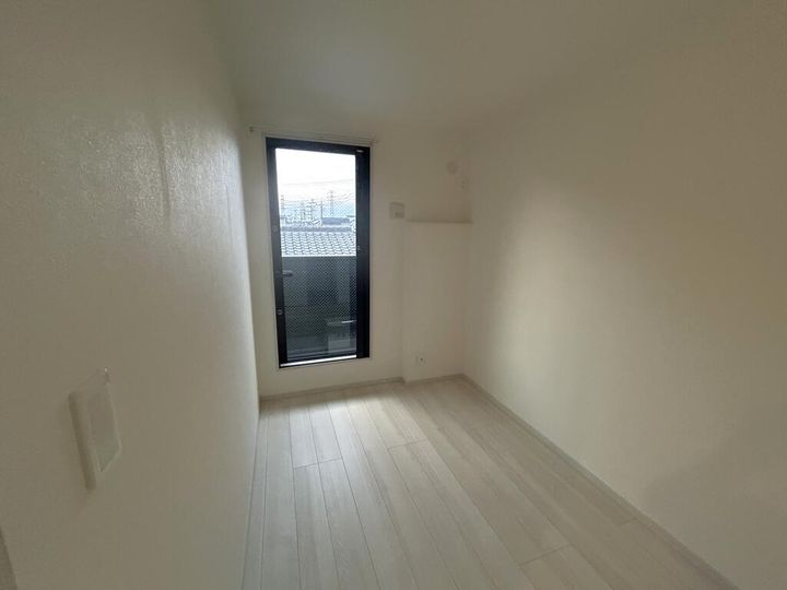 KOMA上尾五番町 ■新築■ 駅近5分★ネット料0、角部屋、バルコニーの居間