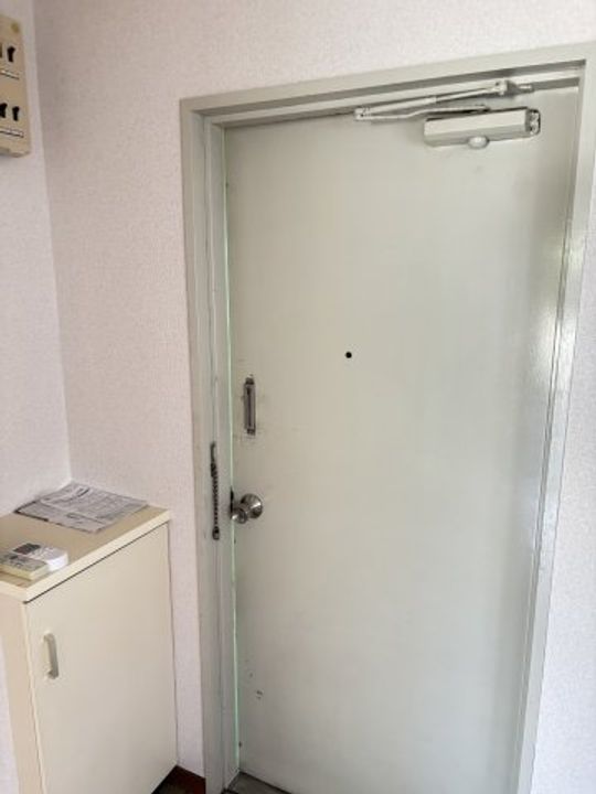 トウキ狛江ハイツの玄関
