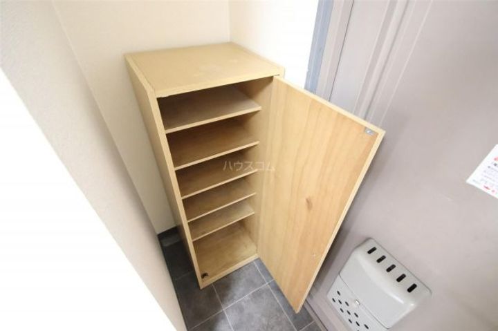 馬込川マンションの玄関