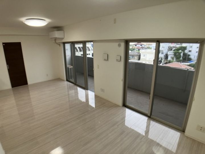 プレサンスロジェ国際通りレーヴタワーの居間