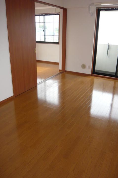 マメゾン明大前の居間