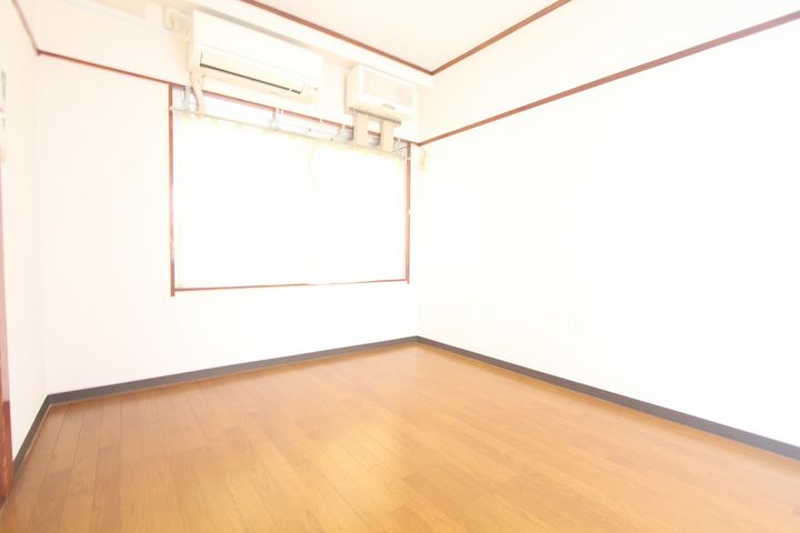 新井マンションの居間