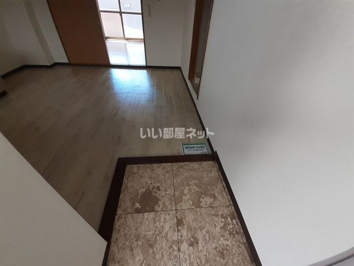 ゴールデンハイツの玄関