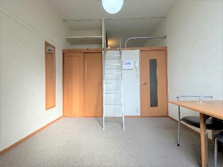 レオパレスアイティー笹原の居間