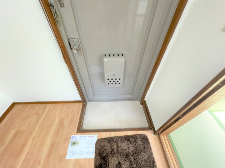 ハイツ市田の玄関