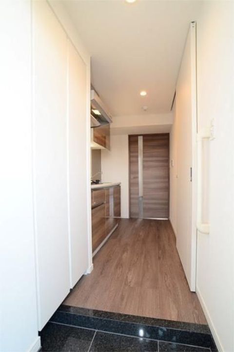 東京都中野区本町5の賃貸マンションの玄関