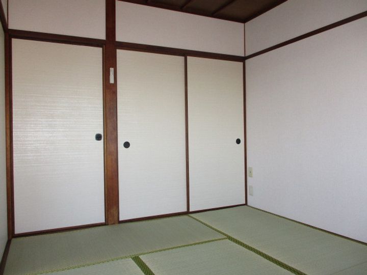 松井マンションの居間