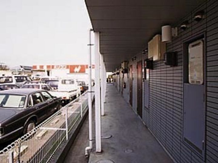 レオパレスリヴェール杉原の玄関