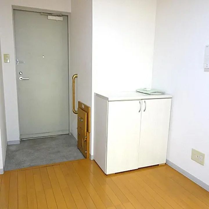 広島県呉市本通3(マンション)の賃貸物件の玄関