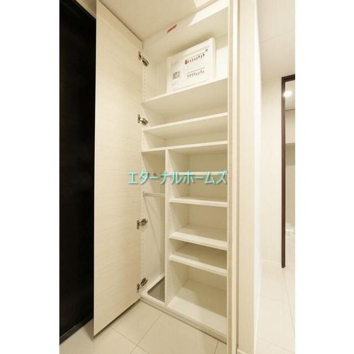 オアーゼ新宿市谷薬王寺の玄関