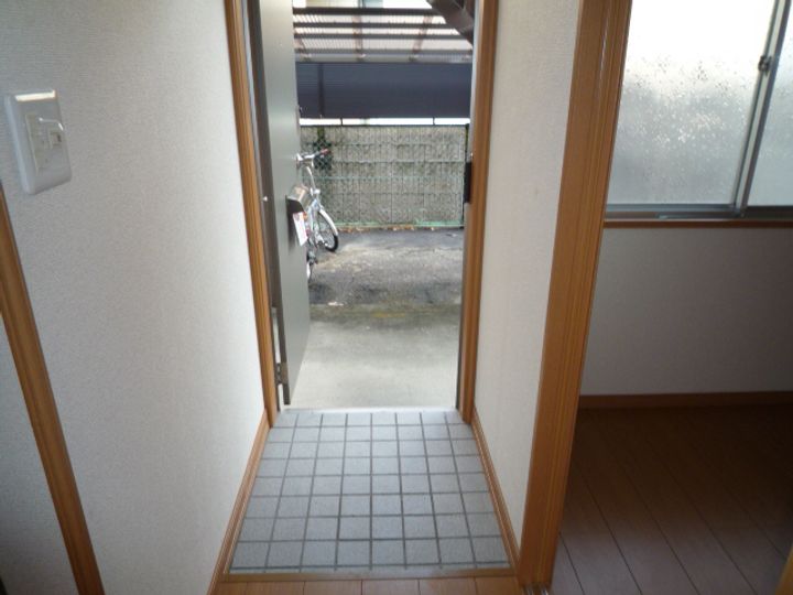 さつきハイツの玄関