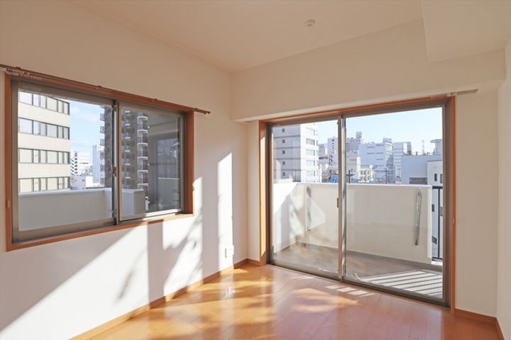 コンフィアル赤木の居間