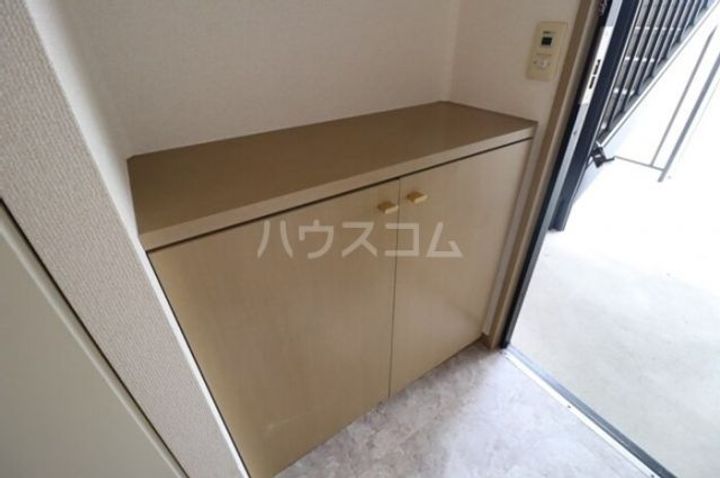 コンフォール Bの玄関