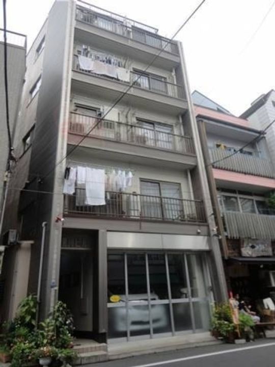 黒川ビルの玄関