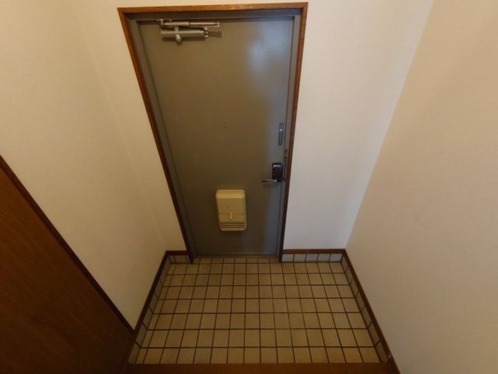 五月ハイツの玄関