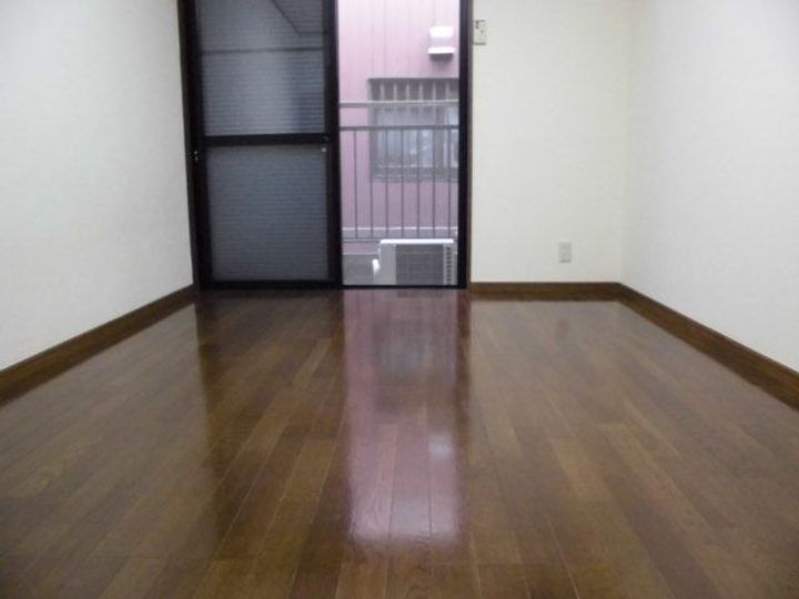 CEDRELの居間