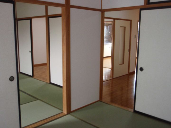 シャンボール岡谷の居間