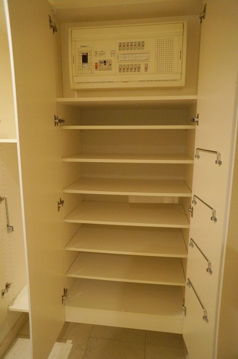 東京都港区六本木7の賃貸マンションの玄関