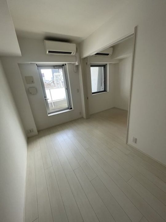 東京都港区六本木7の賃貸マンションの居間
