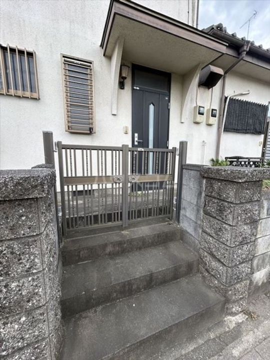 東5丁目貸家の玄関