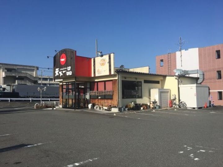 シャルマン芳春の周辺