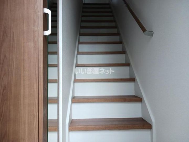 ワンリッチ上野町Bの玄関