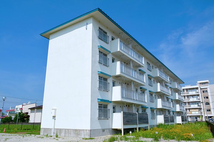 アシスト上越マンション3号棟の外観