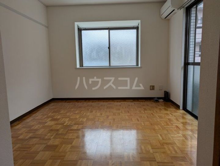 ホワイト指金の居間