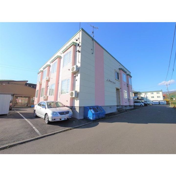 L.FIRST COURTの外観