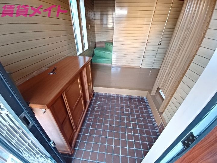 三重県四日市市あがたが丘2(一戸建)の賃貸物件の玄関