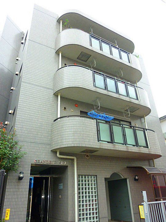 GRANDEUR NEOの外観