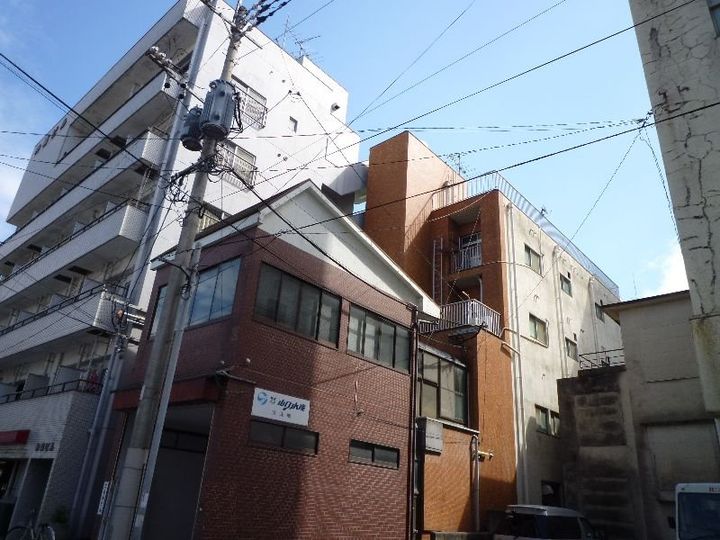 なるみビルの外観